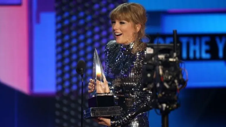 Θρίαμβος και ρεκόρ για την Taylor Swift στα American Music Awards