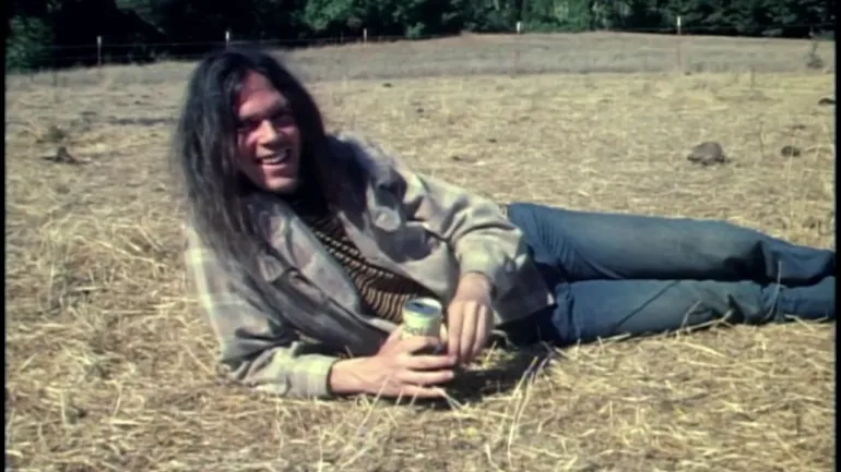 46 χρόνια πριν ο Neil Young αραγμένος στο ράντσο του μιλάει για την μουσική του