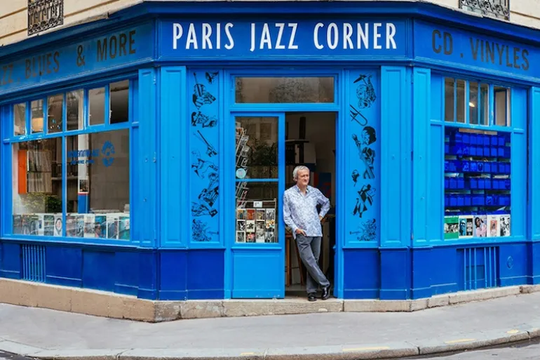 Πολύχρωμες διακοσμημένες βιτρίνες στο Παρίσι αποκαλύπτουν την μαγική ιστορία της πόλης...