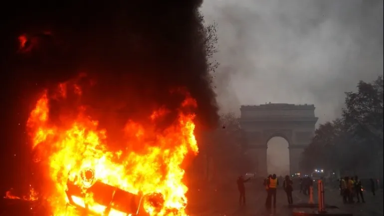 Βίαιες διαδηλώσεις συγκλονίζουν το Παρίσι