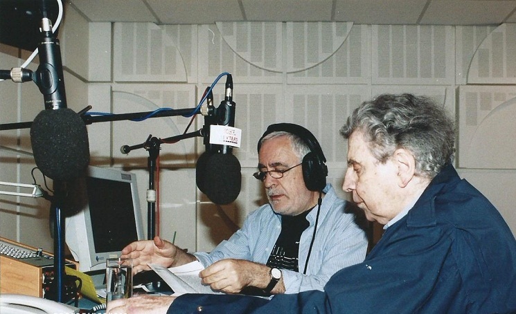 Ο Γιάννης Πετρίδης με τον Μίκη Θεοδωράκη στο στούντιο της ΕΡΤ