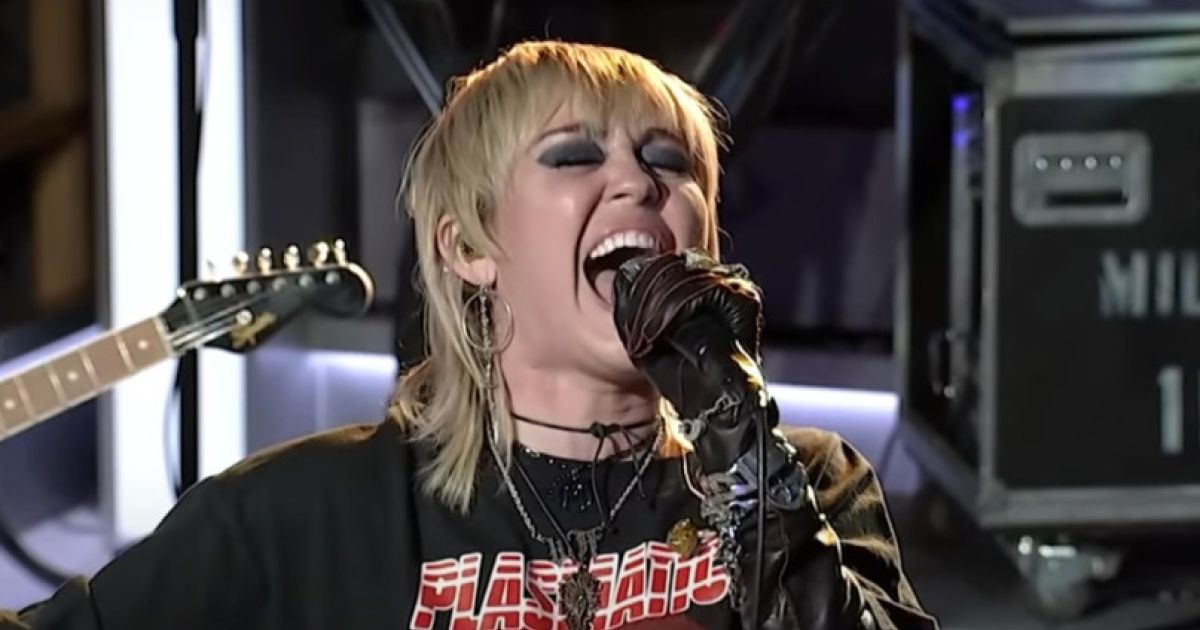 H Miley Cyrus διασκευάζει Hole, το “Doll Parts”