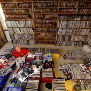 Αποκλεισμένοι στο σπίτι οι Πετρίδης-Ζουγρής ακούνε τον αγαπημένο τους τραγουδιστή...