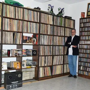 Ο Γιάννης Μουτσόπουλος παρουσιάζει τη δισκοθήκη του: "Ήμουν τυχερός που έκανα το χόμπι μου δουλειά"