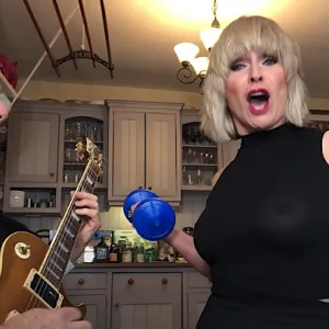 Robert Fripp με Toyah τραγουδούν Guns N’ Roses και “Welcome to the Jungle”