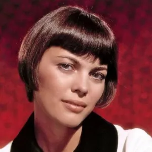 Mireille Mathieu - Pardonne-moi ce caprice d'enfant
