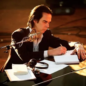 Nick Cave είναι το αντίδοτο στα μουσικά δηλητήρια του καιρού μας