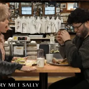 Charlize Theron και Seth Rogen αναπαριστούν 20 ρομαντικές κομεντί σε 12 λεπτά!