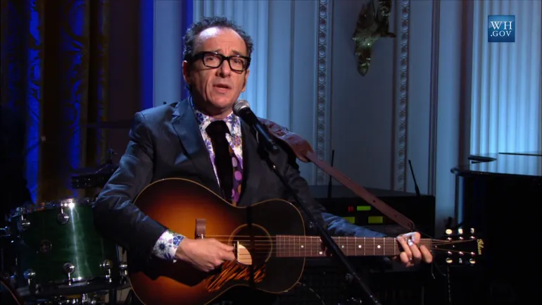 O Elvis Costello τραγουδά το Penny Lane μπροστά στον Paul McCartney στο Λευκό Οίκο