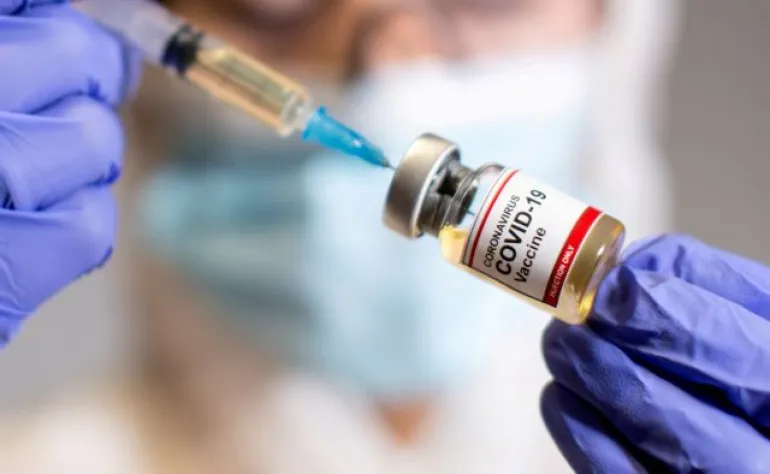 ΗΠΑ - Το ένα τρίτο των διστακτικών τελικά εμβολιάζονται, ενώ άλλοι τόσοι το σκέφτονται