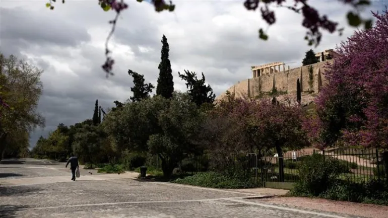 Αύξηση σε νεκρούς και ΜΕΘ από ένα ιό που τον αμφισβητούν σαν να είναι ταινία