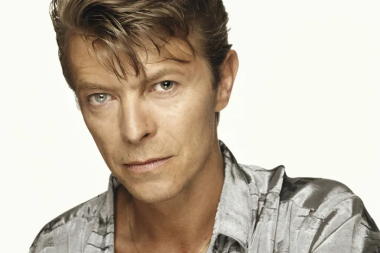 Βάνδαλοι έγραψαν με Spray στο μνημείο του David Bowie 48 ώρες μετά την αποκάλυψη του