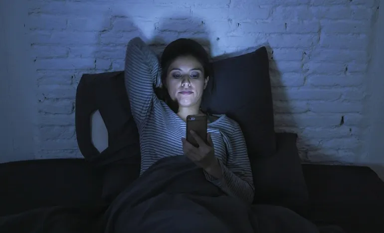 Smartphones: Κοιμούνται καλύτερα όσοι τα αφήνουν εκτός κρεβατοκάμαρας...