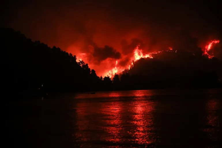 Εφιαλτικές στιγμές στην Βόρεια Εύβοια, φωτιές σε όλο το νησί