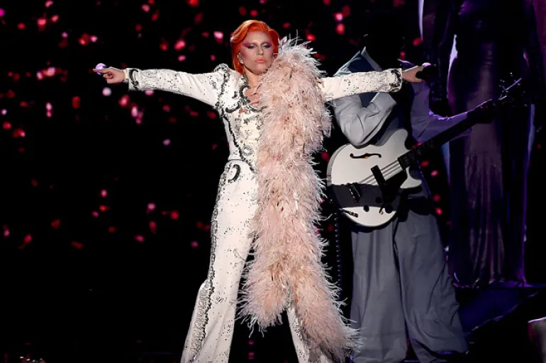 Η Lady Gaga τραγουδάει Bowie στα Grammy