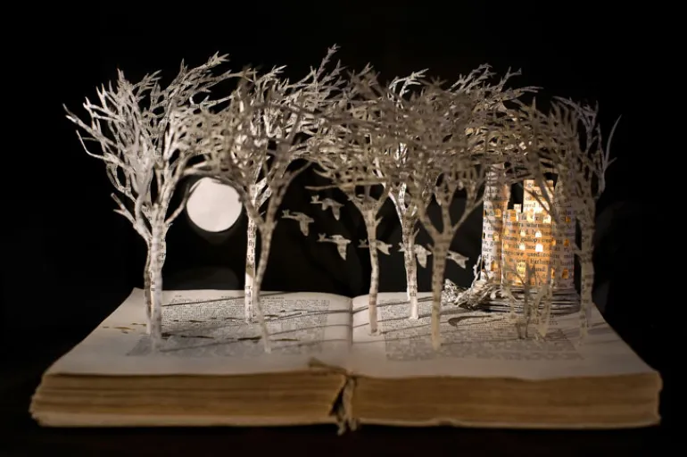 Οι σελίδες των βιβλίων ζωντανεύουν δημιουργώντας μαγικά τοπία από χαρτί...