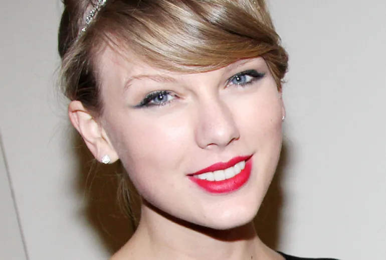 Η Taylor Swift ποζάρει για το τεύχος Μαΐου του περιοδικού Vogue 
