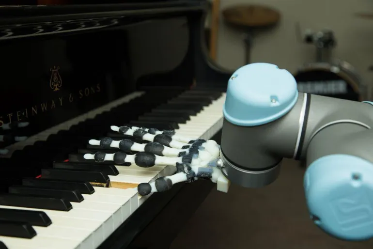 Βρετανία: Το πρώτο ρομποτικό χέρι που παίζει πιάνο