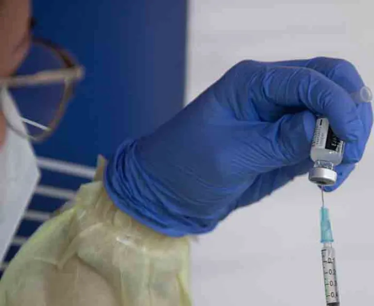 Απορίες: ΕΟΔΥ, 26 ερωτήσεις και απαντήσεις σχετικά με τον εμβολιασμό για τον SARS-CoV-2