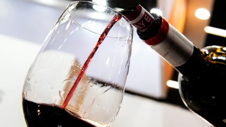 Κλειστά μπαρ, εστιατόρια: Η πανδημία μπορεί να οδηγήσει σε μείωση 50% των πωλήσεων οίνου στην Ευρώπη