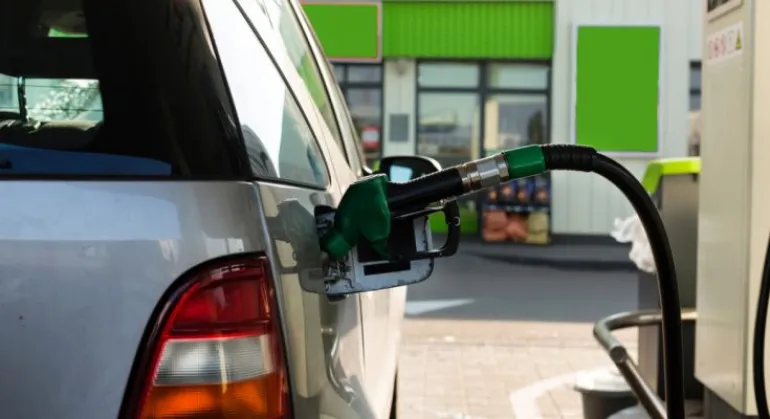 Καύσιμα: Πόσο θα πέσουν οι τιμές - Τι πρέπει να προσέχουν οι οδηγοί