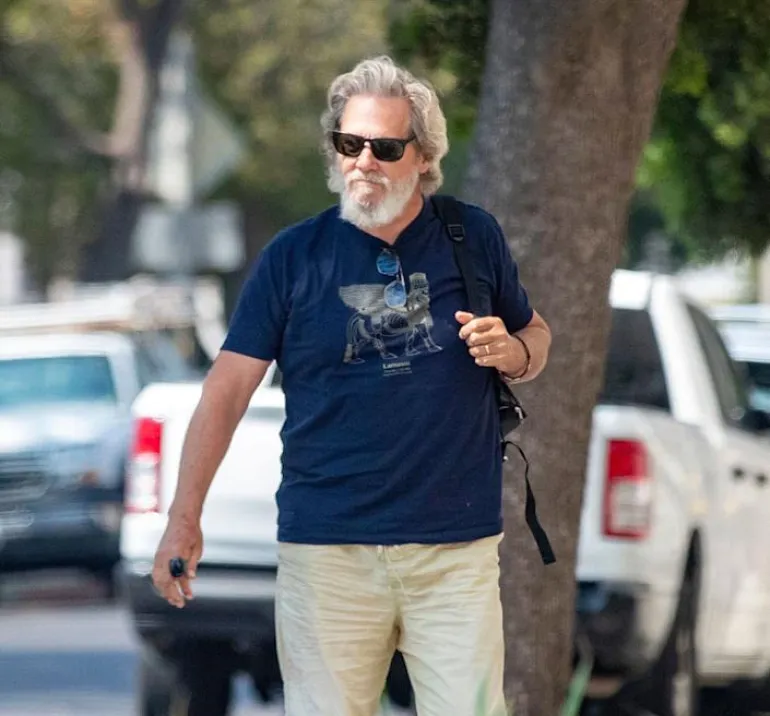 O Jeff Bridges σε βόλτα στους δρόμους του Λος Άντζελες μετά την θεραπεία από καρκίνο και κορονοϊό