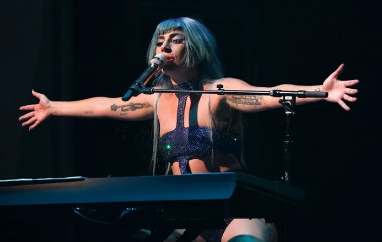 Lady Gaga : Η μπανιέρα όλο πάγο και η ακτινογραφία μετά την σοκαριστική πτώση που είχε στην σκηνή