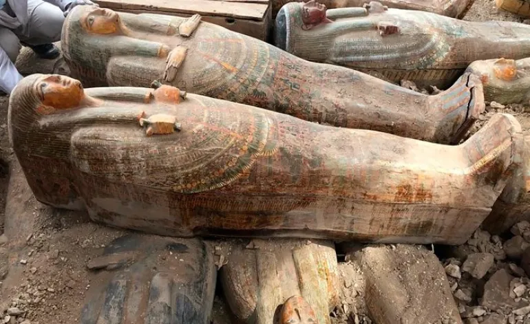 Ανακαλύφθηκαν 20 άθικτες σαρκοφάγοι από Αιγύπτιους αρχαιολόγους
