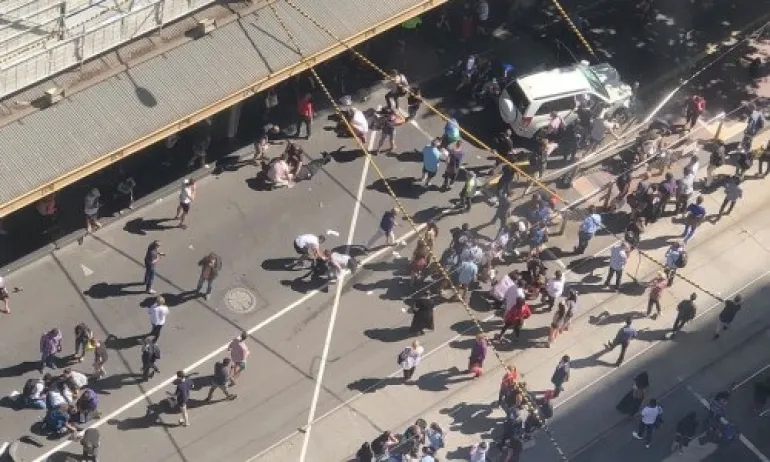 Έκτακτο: Όχημα έπεσε πάνω σε πεζούς στη Μελβούρνη