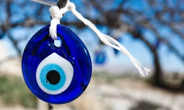 Έρευνα: Οι Έλληνες πιστεύουν ότι φταίει το «κακό μάτι» για τις αρρώστιες και όχι τα μικρόβια