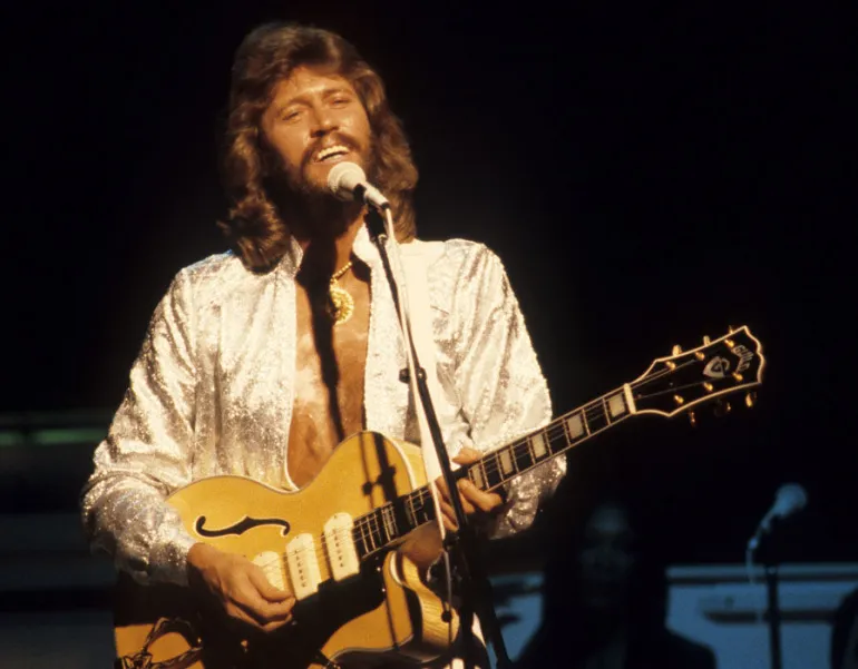 40 χρόνια μετά ο Barry Gibb παραμένει ζωντανός και συγκινεί