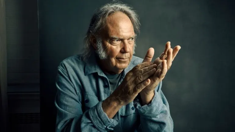 Το νέο 'ζωντανό' άλμπουμ του Neil Young με τραγούδια από όλες τις εποχές