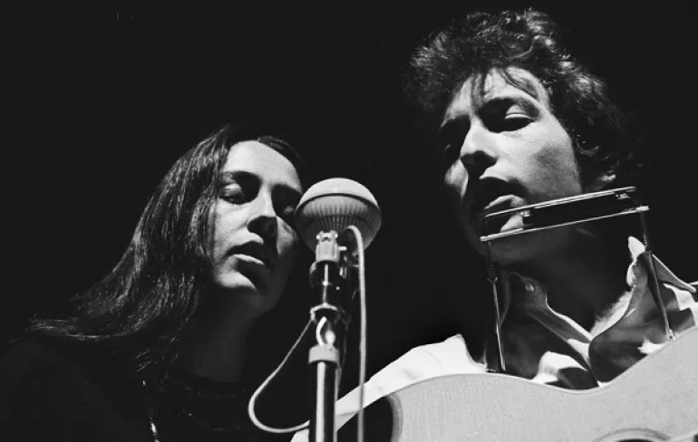 H Joan Baez μιμείται τον Bob Dylan, αξεπέραστη