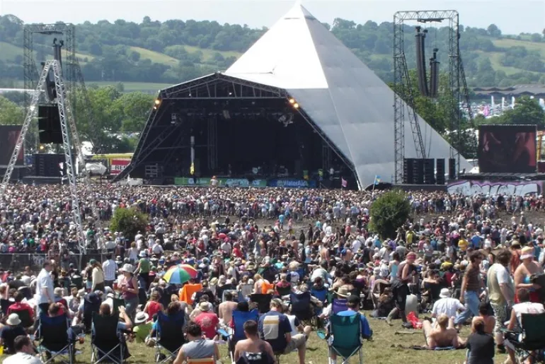 To Glastonbury Festival κλείνει τα 50 και το γιορτάζει με ένα βιβλίο για την ιστορία του