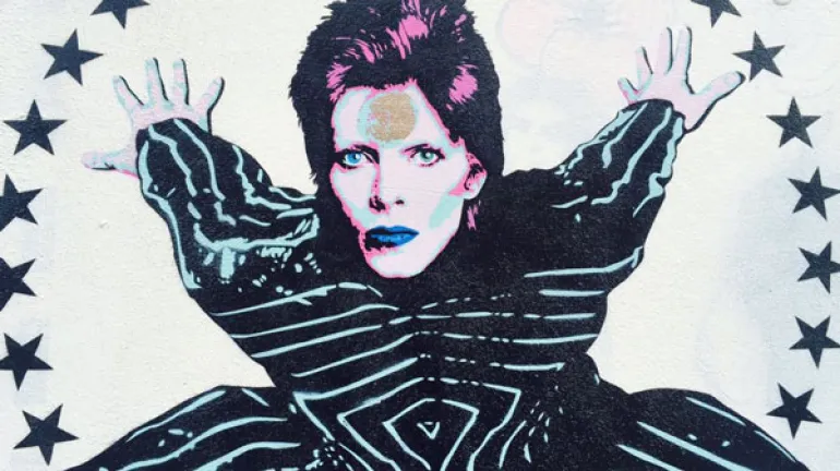 Street artist στο Λονδίνο διακοσμεί όμορφα δρόμο στην πόλη του με τον David Bowie...