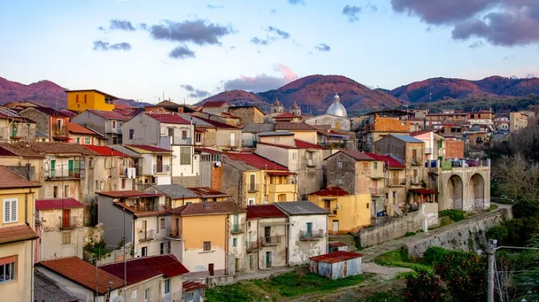 Ιταλία: Σπίτια με 1 ευρώ στο χωριό των «τελευταίων Ελλήνων»