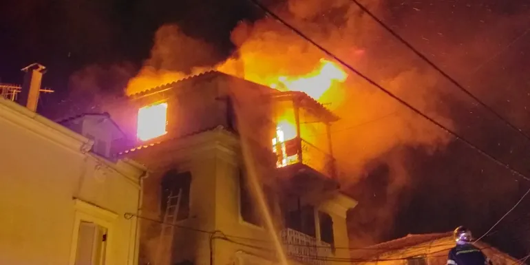 Φωτιά σε σπίτι στην Κέρκυρα – Γυναίκα πήδηξε με το παιδί της για να σωθεί