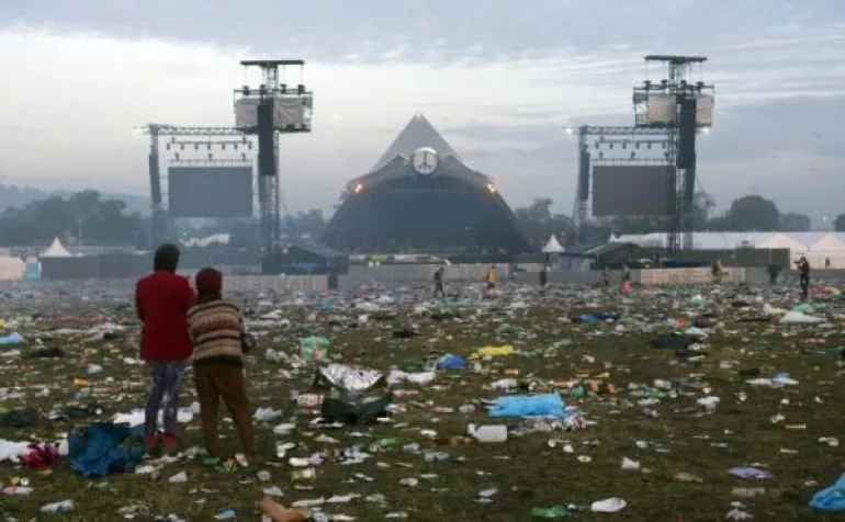 Τα σκουπίδια πνίγουν το φεστιβάλ Glastonbury και απειλούν τη φήμη του