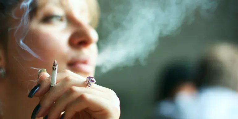 Ο αντικαπνιστικός νόμος στη βουλή: 200 ευρώ πρόστιμο για τους παραβάτες καπνιστές