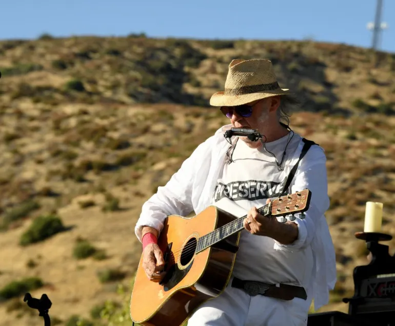 O Neil Young δεν θα παίξει στο Farm Aid φοβάται τον κορονοϊό