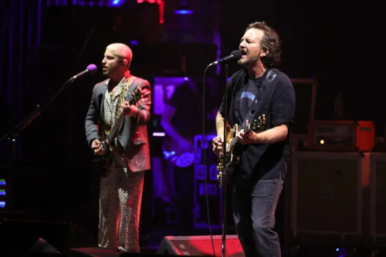 O Eddie Vedder με τον Stewart Copeland των Police διασκευάζουν Police, Tom Petty, Neil Young