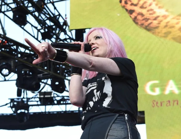 Η Shirley Manson πέφτει εκτός σκηνής σε συναυλία των Garbage στο Los Angeles