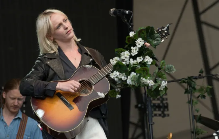 Young Love-Mystery Jets με Laura Marling