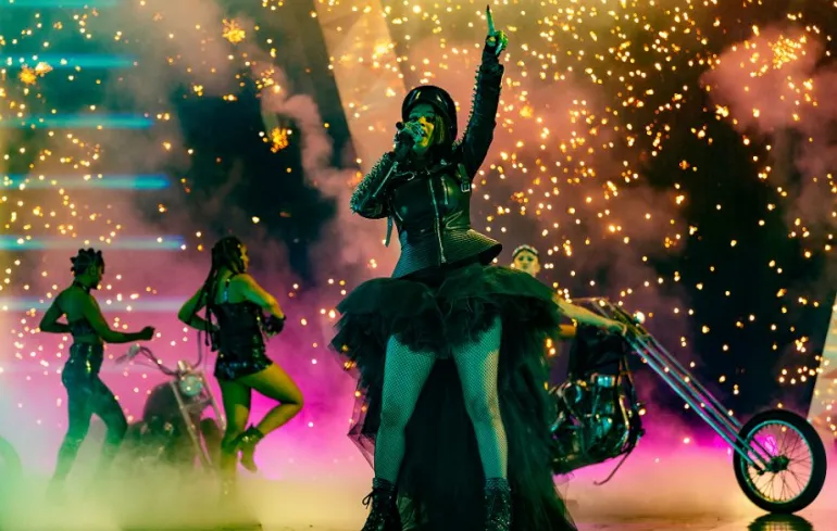 H Cardi B η πρώτη μαύρη που παρουσιάζει το Tonight Show με τον Jimmy Fallon