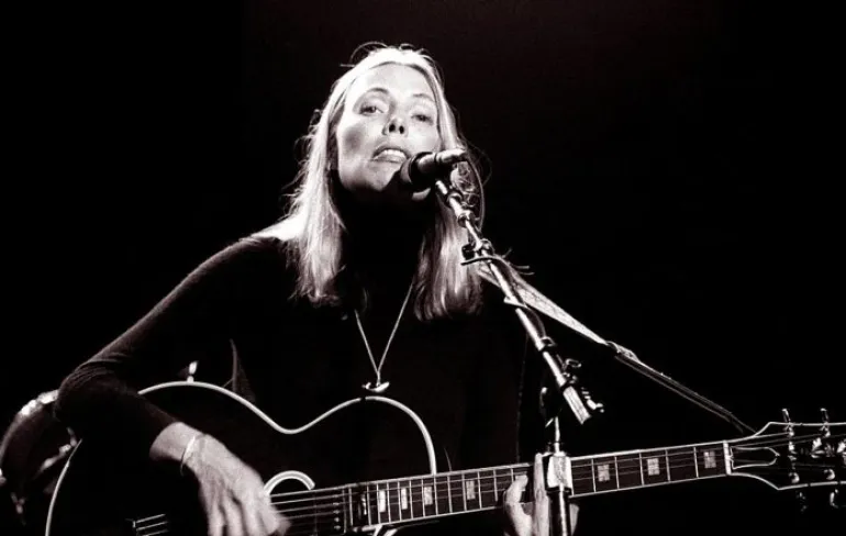 Το Blue της Joni Mitchell έγινε 50 ετών και μας παρουσιάζει ανέκδοτες ηχογραφήσεις