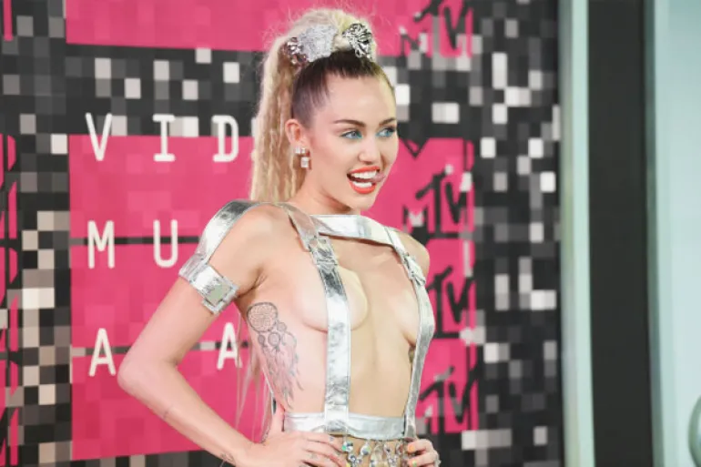 Η Miley Cyrus δείχνει τα προσόντα της στην TV...