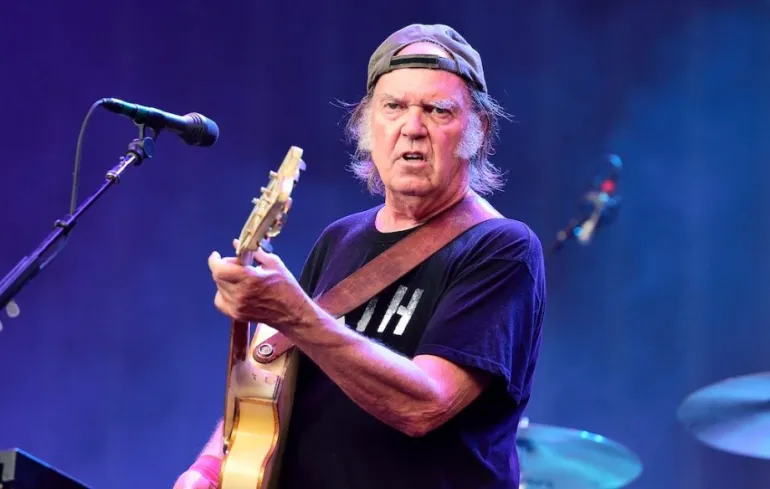 Άρρωστος ο Neil Young δεν θα παρουσιάσει τους Pearl Jam στο R&RHOF