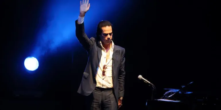 Ο Nick Cave όπου τραγουδά μαγεύει το κοινό του