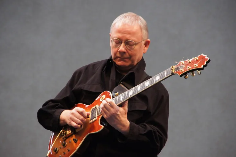 Robert Fripp των King Crimson κάθε Παρασκευή με την ενότητα “Music for Quiet Moments”