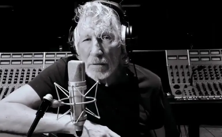 O Roger Waters σε απομόνωση παίζει το Mother από το Wall 